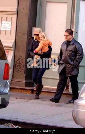 25 octobre 2006 - New York, New York, USA - K50423AR.Gwyneth Paltrow dehors et environ avec des enfants..New York City.10-25-2006. Andrea Renault / 2006(Credit Image : © Photos Globe/ZUMAPRESS.com) Banque D'Images