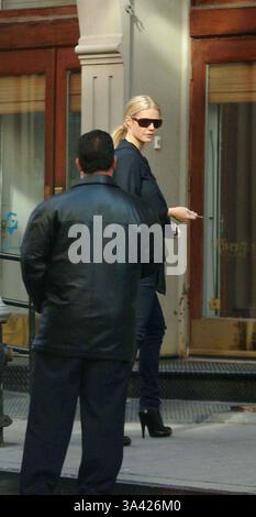 25 octobre 2006 - New York, New York, USA - K50423AR.Gwyneth Paltrow dehors et environ avec des enfants..New York City.10-25-2006. Andrea Renault / 2006(Credit Image : © Photos Globe/ZUMAPRESS.com) Banque D'Images