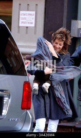25 octobre 2006 - New York, New York, USA - K50423AR.Gwyneth Paltrow dehors et environ avec des enfants..New York City.10-25-2006. Andrea Renault / 2006(Credit Image : © Photos Globe/ZUMAPRESS.com) Banque D'Images