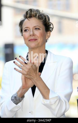 Le 10 novembre 2006 - Hollywood, Californie, USA - actrice Annette Bening REÇOIT LA 2324e étoile sur le Hollywood Walk of Fame -.HOLLYWOOD, CALIFORNIE - .11-10-2006 -. NINA PROMMER/ 2006.K50557NP(Image Crédit : © Globe Photos/ZUMAPRESS.com) Banque D'Images