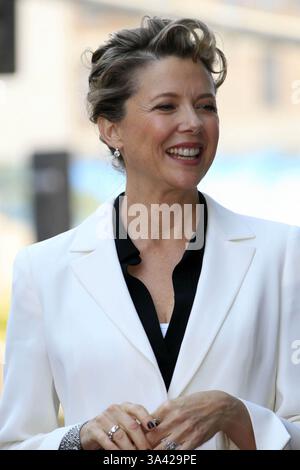 Le 10 novembre 2006 - Hollywood, Californie, USA - actrice Annette Bening REÇOIT LA 2324e étoile sur le Hollywood Walk of Fame -.HOLLYWOOD, CALIFORNIE - .11-10-2006 -. NINA PROMMER/ 2006.K50557NP(Image Crédit : © Globe Photos/ZUMAPRESS.com) Banque D'Images