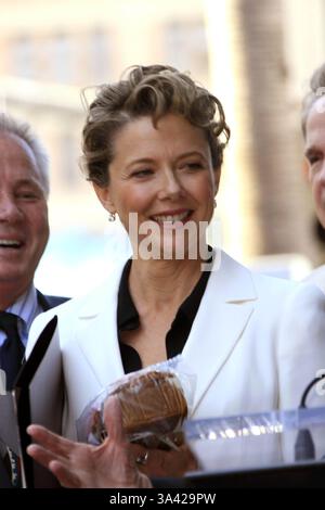 Le 10 novembre 2006 - Hollywood, Californie, USA - actrice Annette Bening REÇOIT LA 2324e étoile sur le Hollywood Walk of Fame -.HOLLYWOOD, CALIFORNIE - .11-10-2006 -. NINA PROMMER/ 2006.K50557NP(Image Crédit : © Globe Photos/ZUMAPRESS.com) Banque D'Images