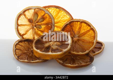 Orange tranchée séchée. Tranches décoratives d'orange. Historiquement exotique pour les couronnes de Noël et autres décorations. Banque D'Images
