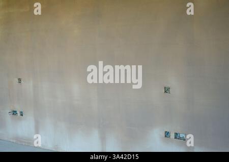 Une salle nouvellement plâtrée avec commutation électrique, premiers inserts de câblage. Travaux de construction finis avec une surface plane lisse de plâtre mince. Banque D'Images