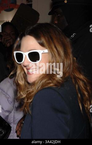 14 février 2007 - New York, New york - K51817AR.DREW BARRYMORE ARRIVE POUR Un ENREGISTREMENT DE LA DEMANDE TOTALE DE MTV EN DIRECT TRL NEW YORK New York 02-14-2007. ANDREA RENAULT- 2007.(image crédit : © Globe photos/ZUMAPRESS.com) Banque D'Images