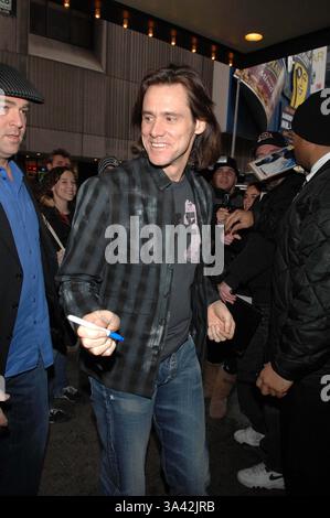 20 février 2007 - New York, New york - K51890AR.CÉLÉBRITÉS PROFITER DE LA PREMIÈRE CHAUDE JOURNÉE DEPUIS PLUSIEURS SEMAINES NEW YORK New YORK 02-20-2007. ANDREA RENAULT- 2007.JIM CARREY(crédit image : © Globe photos/ZUMAPRESS.com) Banque D'Images
