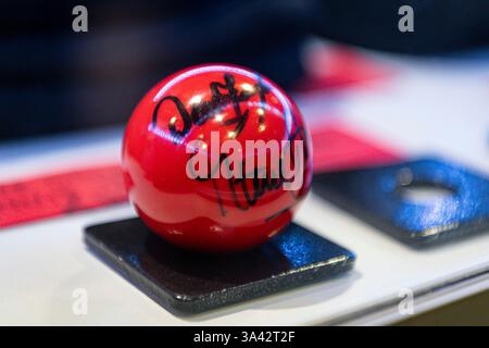 Telford, Shropshire, Royaume-Uni. 18 mars 2025 ; Telford International Centre, Telford, Angleterre : 2025 le Championnat des joueurs, jour 2 ; Une balle rouge à vendre, signée par Dennis Taylor et Steve Davis crédit : action plus Sports images/Alamy Live News Banque D'Images