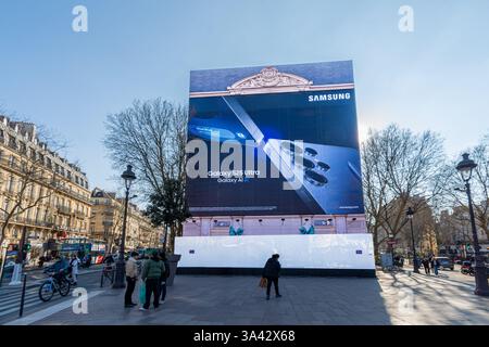 Panneau publicitaire pour le smartphone Samsung Galaxy S25 Ultra couvrant l'échafaudage des travaux de restauration de Fontaine Saint-Michel, Paris Banque D'Images