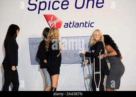 DEC. 12, 2007 - LOS ANGELES, CALIFORNIE, ÉTATS-UNIS - LES FILLES SPICE NOMMENT VIRGIN ATLANTIC PLANE ''SPICE ONE'' -. AÉROPORT DE LOS ANGELES, CALIFORNIE -.12-12-2007 -. NINA PROMMER/ 2007 . K55618NP(crédit image : © Globe photos/ZUMAPRESS.com) Banque D'Images