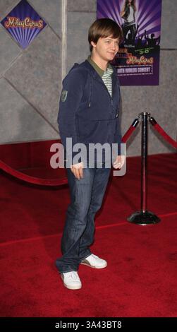 17 janvier 2008 - JASON EARLES. HANNAH MONTANA & MILEY CYRUS : LE MEILLEUR DES DEUX MONDES CONCERT - PREMIÈRE MONDIALE -. EL CAPITAN THEATRE, HOLLYWOOD, CALIFORNIE -.01-17-2008 -. NINA PROMMER/ 2008 -. K55623NP(crédit image : © Globe photos/ZUMAPRESS.com) Banque D'Images