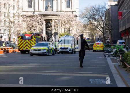 Londres, Royaume-Uni. 18 mars 2025. Un incident policier majeur impliquant un véhicule à Aldwich. Il est rapporté qu'il pourrait y avoir un crédit de fatalité : Ian Davidson/Alamy Live News Banque D'Images