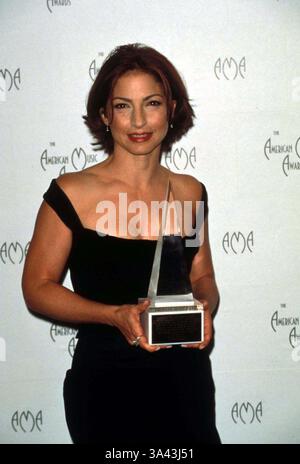 JANVIER 1, 2011 - K17568FB.27E PRIX DE MUSIQUE AMÉRICAINE AU SHRINE AUDITORIUM, LOS ANGELES 01/17/2000.GLORIA ESTEFAN. FITZROY BARRETT/(crédit image : © Globe photos/ZUMAPRESS.com) Banque D'Images