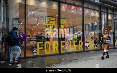 Le magasin Forever 21 dans le quartier de Herald Square à New York est orné de pancartes proclamant leurs remises de liquidation, vues le lundi 7 mars 2025. Forever 21 a de nouveau déposé une demande de protection contre la faillite et, en l'absence d'un acheteur, prévoit de liquider ses activités de manière ordonnée. (© Richard B. Levine) Banque D'Images