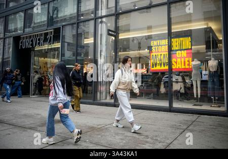 Le magasin Forever 21 dans le quartier de Herald Square à New York est orné de pancartes proclamant leurs remises de liquidation, vues le lundi 7 mars 2025. Forever 21 a de nouveau déposé une demande de protection contre la faillite et, en l'absence d'un acheteur, prévoit de liquider ses activités de manière ordonnée. (© Richard B. Levine) Banque D'Images