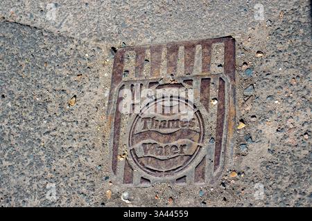 Eton, Royaume-Uni. 18 mars 2025. Un couvercle de compteur d'eau de Thames dans le trottoir à Eton, Royaume-Uni. La Cour d'appel s'est prononcée hier en faveur de Thames Water à la suite d'une contestation du prêt de sauvetage de 3 milliards de livres sterling que la société vient de recevoir. On espérait que la société serait ramenée à la propriété publique. De nombreux clients de Thames Water sont furieux que leurs factures d'eau augmentent considérablement malgré le mauvais bilan de Thames Water en matière de rejets d'eaux usées dans les rivières locales. Crédit : Maureen McLean/Alamy Banque D'Images