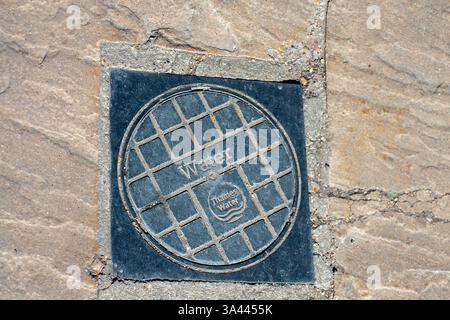 Eton, Royaume-Uni. 18 mars 2025. Un couvercle de compteur d'eau de Thames dans le trottoir à Eton, Royaume-Uni. La Cour d'appel s'est prononcée hier en faveur de Thames Water à la suite d'une contestation du prêt de sauvetage de 3 milliards de livres sterling que la société vient de recevoir. On espérait que la société serait ramenée à la propriété publique. De nombreux clients de Thames Water sont furieux que leurs factures d'eau augmentent considérablement malgré le mauvais bilan de Thames Water en matière de rejets d'eaux usées dans les rivières locales. Crédit : Maureen McLean/Alamy Banque D'Images