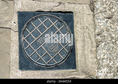 Eton, Royaume-Uni. 18 mars 2025. Un couvercle de compteur d'eau de Thames dans le trottoir à Eton, Royaume-Uni. La Cour d'appel s'est prononcée hier en faveur de Thames Water à la suite d'une contestation du prêt de sauvetage de 3 milliards de livres sterling que la société vient de recevoir. On espérait que la société serait ramenée à la propriété publique. De nombreux clients de Thames Water sont furieux que leurs factures d'eau augmentent considérablement malgré le mauvais bilan de Thames Water en matière de rejets d'eaux usées dans les rivières locales. Crédit : Maureen McLean/Alamy Banque D'Images