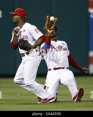 29 mai 2014 - Philadelphie, PA, États-Unis - Domonic Brrown, joueur de gauche des Philadelphies, attrape le ballon de mouche de septième manche de Daniel Murphy des New York mets alors que Jimmy Rollins (11) prend une action évasive le jeudi 29 mai 2014, au Citizens Bank Park à Philadelphie. Les mets ont gagné, 4-1. (Crédit image : © Yong Kim/MCT/ZUMAPRESS.com) Banque D'Images
