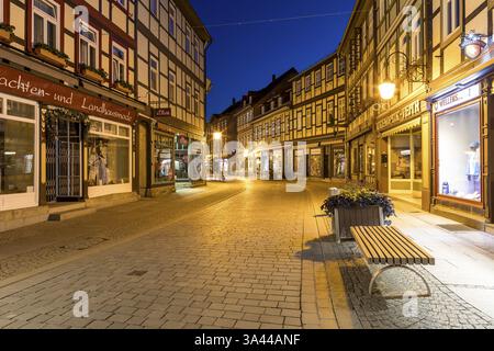 Maisons à colombages dans la Westernstrasse, rue commerçante la nuit, Wernigerode, Harz, Saxe-Anhalt, Allemagne, Europe Banque D'Images