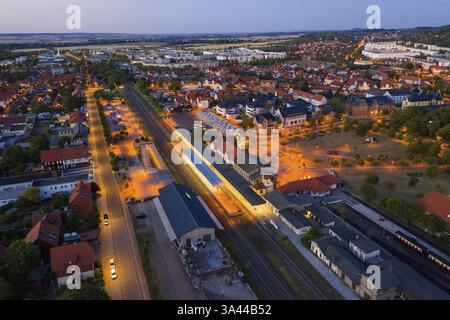 Vue aérienne de la gare, en arrière-plan les quartiers résidentiels de Stadtfeld et Burgbreite, Wernigerode, Saxe-Anhalt, Allemagne, Europe Banque D'Images