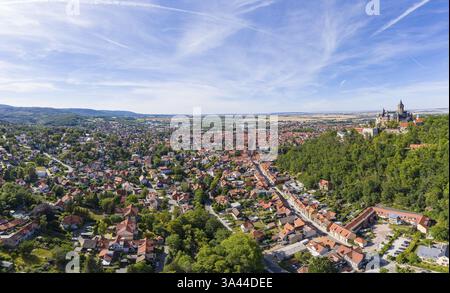 Vue aérienne panoramique de la ville et du château de Wernigerode, Harz, Saxe-Anhalt, Allemagne, Europe Banque D'Images