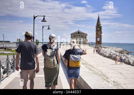 Les vacanciers marchent à l'église Madonna dell'Angelo, Caorle, haute Adriatique, Italie, Europe Banque D'Images