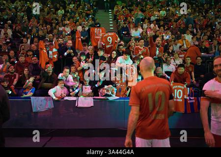 Arjen Robben, avec des fans à la COUPE commémorative de football Beckenbauer 2025 pour la légende décédée du football Franz Beckenbauer (décédé le 7 janvier 2024) le 17 mars 2025 à Munich, en Allemagne. Saison 2024/2025, 1.Bundesliga, FCB, Munich, FC Bayern Muenchen, journée x, x. Spieltag photographe : ddp images / STAR-images Banque D'Images