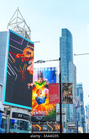 Écrans publicitaires à grande échelle sur la place Yonge-Dundas. Banque D'Images