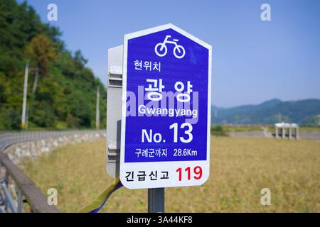 Ville de Gwangyang, Corée du Sud - 3 octobre 2021 : un marqueur bleu d'itinéraire cyclable le long de la piste cyclable Seomjingang à Gwangyang, fournissant des informations sur la distance Banque D'Images