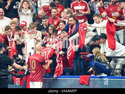 Arjen Robben avec des fans à la COUPE commémorative de football Beckenbauer 2025 pour la légende décédée du football Franz Beckenbauer (décédé le 7 janvier 2024) le 17 mars 2025 à Munich, en Allemagne. Saison 2024/2025, 1.Bundesliga, FCB, Munich, FC Bayern Muenchen, journée x, x. Spieltag photographe : ddp images/STAR-images crédit : ddp Media GmbH/Alamy Live News Banque D'Images