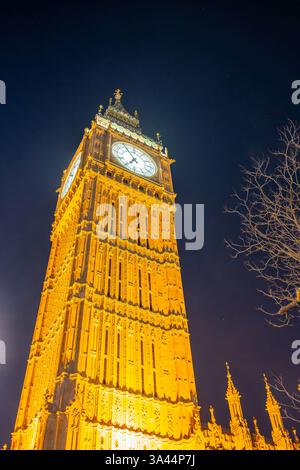 Big Ben est grand et illuminé contre le ciel nocturne à Londres, en Angleterre. La tour de l'horloge historique présente une architecture complexe et des lumières brillantes, créant une vue imprenable de nuit. Banque D'Images