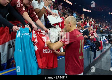 Arjen Robben, avec des fans à la COUPE commémorative de football Beckenbauer 2025 pour la légende décédée du football Franz Beckenbauer (décédé le 7 janvier 2024) le 17 mars 2025 à Munich, en Allemagne. Saison 2024/2025, 1.Bundesliga, FCB, Munich, FC Bayern Muenchen, journée x, x. Spieltag photographe : ddp images/STAR-images crédit : ddp Media GmbH/Alamy Live News Banque D'Images