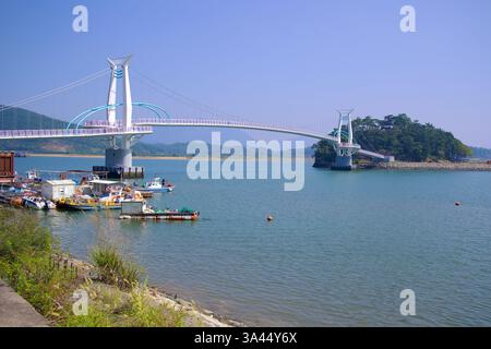 Gwangyang, Corée du Sud - 3 octobre 2021 : le pont Haemaji, un pont piétonnier et cycliste saisissant, enjambe la rivière Seomjin, reliant le continent Banque D'Images