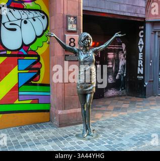 Statue sculpture Cilla Black à la porte d'entrée originale du Cavern Club, Mathew Street, Liverpool, Merseyside, Angleterre, ROYAUME-UNI Banque D'Images