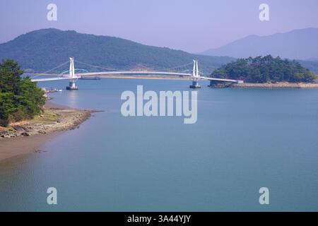 Gwangyang, Corée du Sud - 3 octobre 2021 : le pont Haemaji enjambe la rivière Seomjin, reliant le continent à une île boisée. Le suspensio moderne Banque D'Images