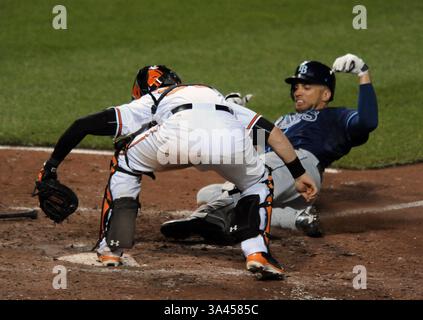 26 août 2014 - Baltimore, MD, États-Unis - Caleb Joseph, catcheur des Orioles de Baltimore, chasse James Loney des Rays de Tampa Bay à un jet du troisième joueur de base Chris Davis avec les bases chargées lors de la sixième manche le mardi 26 août 2014, à Camden Yards à Baltimore. (Crédit image : © Kenneth K. Lam/MCT/ZUMA Wire) Banque D'Images