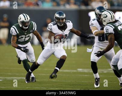 28 août 2014 - Philadelphie, PA, États-Unis - Henry Josey des Philadelphia Eagles court devant Johnny Patrick des jets de New York au cours du premier trimestre au Lincoln Financial Field à Philadelphie le jeudi 28 août 2014. (Crédit image : © Yong Kim/MCT/ZUMA Wire) Banque D'Images