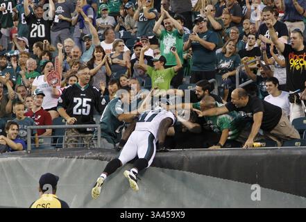 28 août 2014 - Philadelphie, Pennsylvanie, États-Unis - L'Arrelious Benn des Philadelphia Eagles saute dans la foule après sa réception de touchdown de 43 yards dans le premier quart-temps contre les jets de New York au Lincoln Financial Field à Philadelphie le jeudi 28 août 2014. (Crédit image : © Ron Cortes/MCT/ZUMA Wire) Banque D'Images