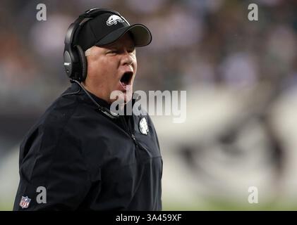 28 août 2014 - Philadelphie, PA, États-Unis - Chip Kelly, entraîneur-chef des Philadelphia Eagles, crie sur les officiels pour repérer le ballon alors que le temps s'écoule en première mi-temps contre les jets de New York au Lincoln Financial Field à Philadelphie le jeudi 28 août 2014. (Crédit image : © David Maialetti/MCT/ZUMA Wire) Banque D'Images