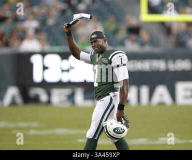 28 août 2014 - Philadelphie, PA, États-Unis - après un seul match, Michael Vick des jets de New York sort du terrain et reconnaît la foule contre les Eagles de Philadelphie au Lincoln Financial Field à Philadelphie le jeudi 28 août 2014. (Crédit image : © Ron Cortes/MCT/ZUMA Wire) Banque D'Images