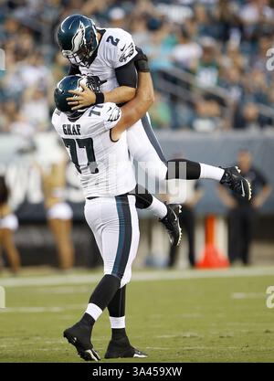 28 août 2014 - Philadelphie, PA, USA - Matt Barkley (2) des Philadelphia Eagles célèbre sa passe de touchdown de 43 yards du premier quart-temps avec son coéquipier Kevin Graf contre les jets de New York au Lincoln Financial Field à Philadelphie le jeudi 28 août 2014. (Crédit image : © Yong Kim/MCT/ZUMA Wire) Banque D'Images