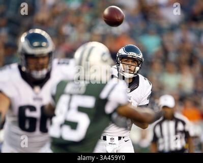 28 août 2014 - Philadelphie, PA, États-Unis - Matt Barkley des Philadelphia Eagles lance le football dans le premier quart contre les jets de New York au Lincoln Financial Field à Philadelphie le jeudi 28 août 2014. (Crédit image : © Yong Kim/MCT/ZUMA Wire) Banque D'Images