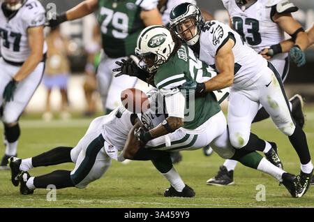 28 août 2014 - Philadelphie, PA, États-Unis - Earl Wolff, à gauche, des Philadelphia Eagles, et Chris Maragos, à droite, forcent Alex Green, au milieu, des jets de New York, à fouiller dans le deuxième quart-temps au Lincoln Financial Field à Philadelphie le jeudi 28 août 2014. (Crédit image : © David Maialetti/MCT/ZUMA Wire) Banque D'Images