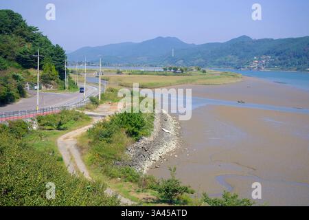 Ville de Gwangyang, Corée du Sud - 3 octobre 2021 : une route sinueuse et un chemin riverain suivent les rives de la rivière Seomjin, où les vasières sont exposées Banque D'Images