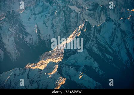 Au-dessus de crêtes montagneuses himalayennes froides et enneigées dans la région du Tibet Banque D'Images