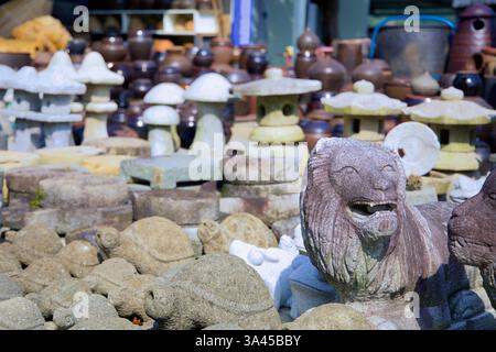 Gwangyang, Corée du Sud - 3 octobre 2021 : une collection de sculptures en pierre artisanales, y compris des tortues, des lanternes et une sculpture de lion, a montré un Banque D'Images