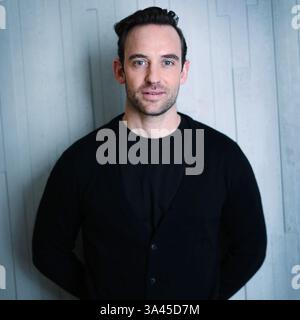 Paris, France. 18 mars 2025. Joel Dicker pose à Paris, France, le 18 mars 2025. Photo de Jérôme domine/ABACAPRESS. COM Credit : Abaca Press/Alamy Live News Banque D'Images