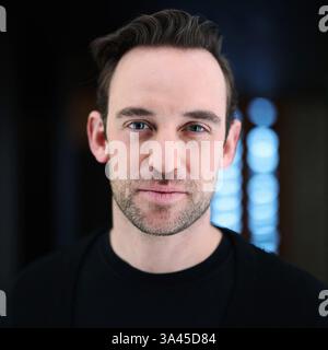 Paris, France. 18 mars 2025. Joel Dicker pose à Paris, France, le 18 mars 2025. Photo de Jérôme domine/ABACAPRESS. COM Credit : Abaca Press/Alamy Live News Banque D'Images