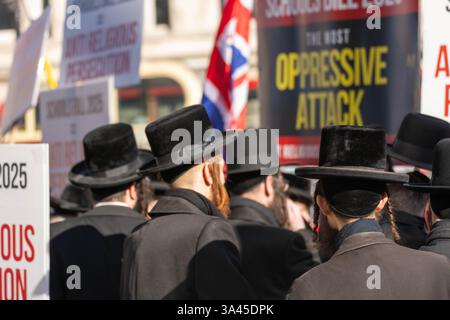 Londres, Royaume-Uni. 18 mars 2025. Manifestation de la stricte communauté juive orthodoxe sur la place du Parlement, contre le projet de loi de 2025 sur le bien-être des enfants et les écoles. Crédit : Ian Davidson/Alamy Live News Banque D'Images