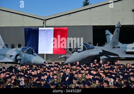 Le président français Emmanuel Macron visite la base aérienne 116 'Lieutenant-Colonel Papin' à Luxeuil-les-bains (haute-Saône), le 18 mars 2025. La base aérienne 116 est bien plus qu'un centre de formation : elle joue un rôle clé dans la sécurité aérienne, tant sur le territoire national que dans l'espace aérien allié, en particulier sur le flanc est de l'Alliance. Il contribue également à la sécurité au-delà de l'Europe, en particulier à partir de la base de Djibouti. Cette présence souligne l'importance de la base dans la défense collective et la sécurité régionale, permettant à la France de jouer un rôle central dans la protection des intérêts de l'Alliance atlantique et au-delà Banque D'Images